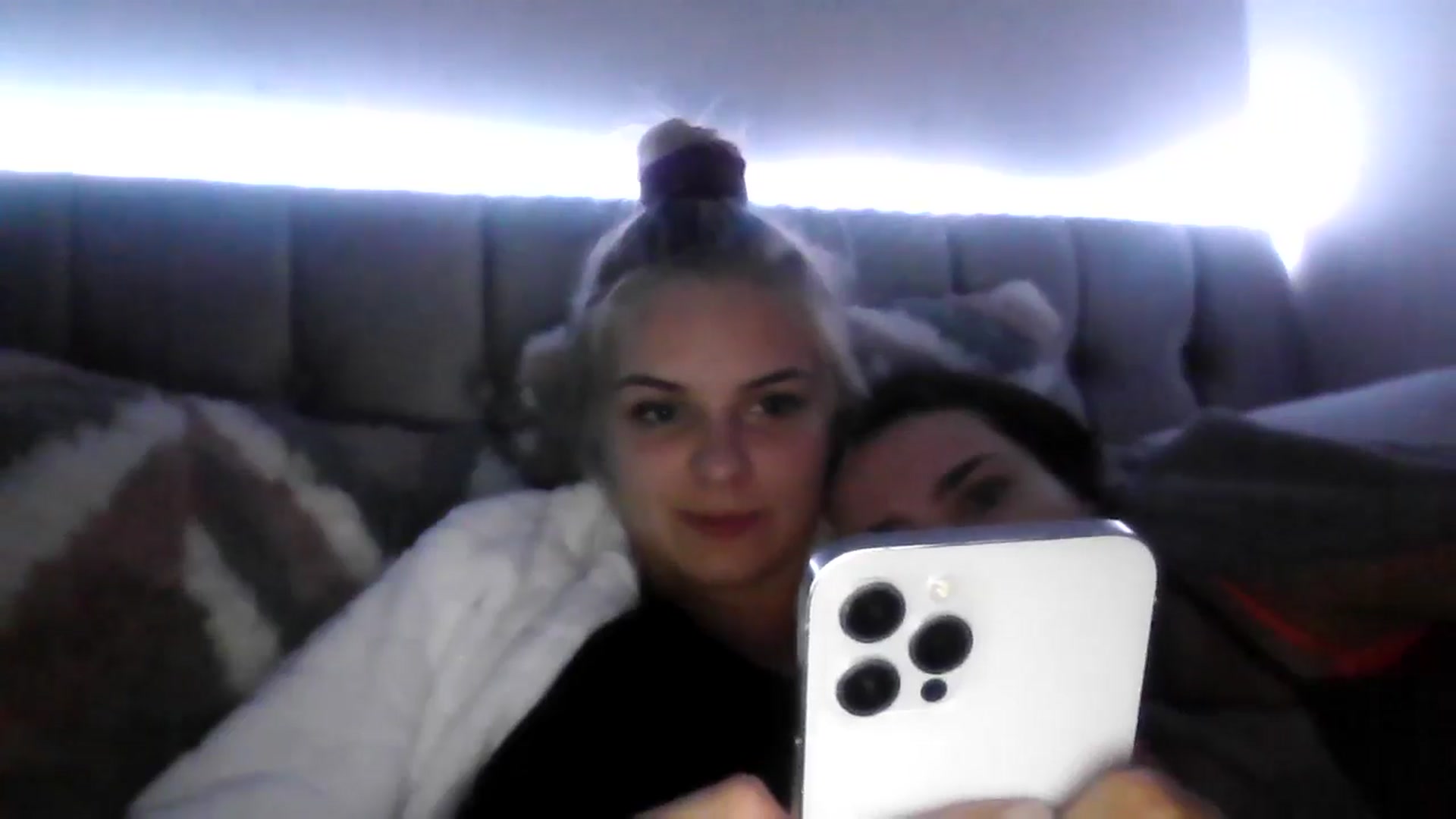 Gallery image thumbnail from Leahahaha's myfreecams stream on, 04/19/2024, 24:15 image 10 of 20