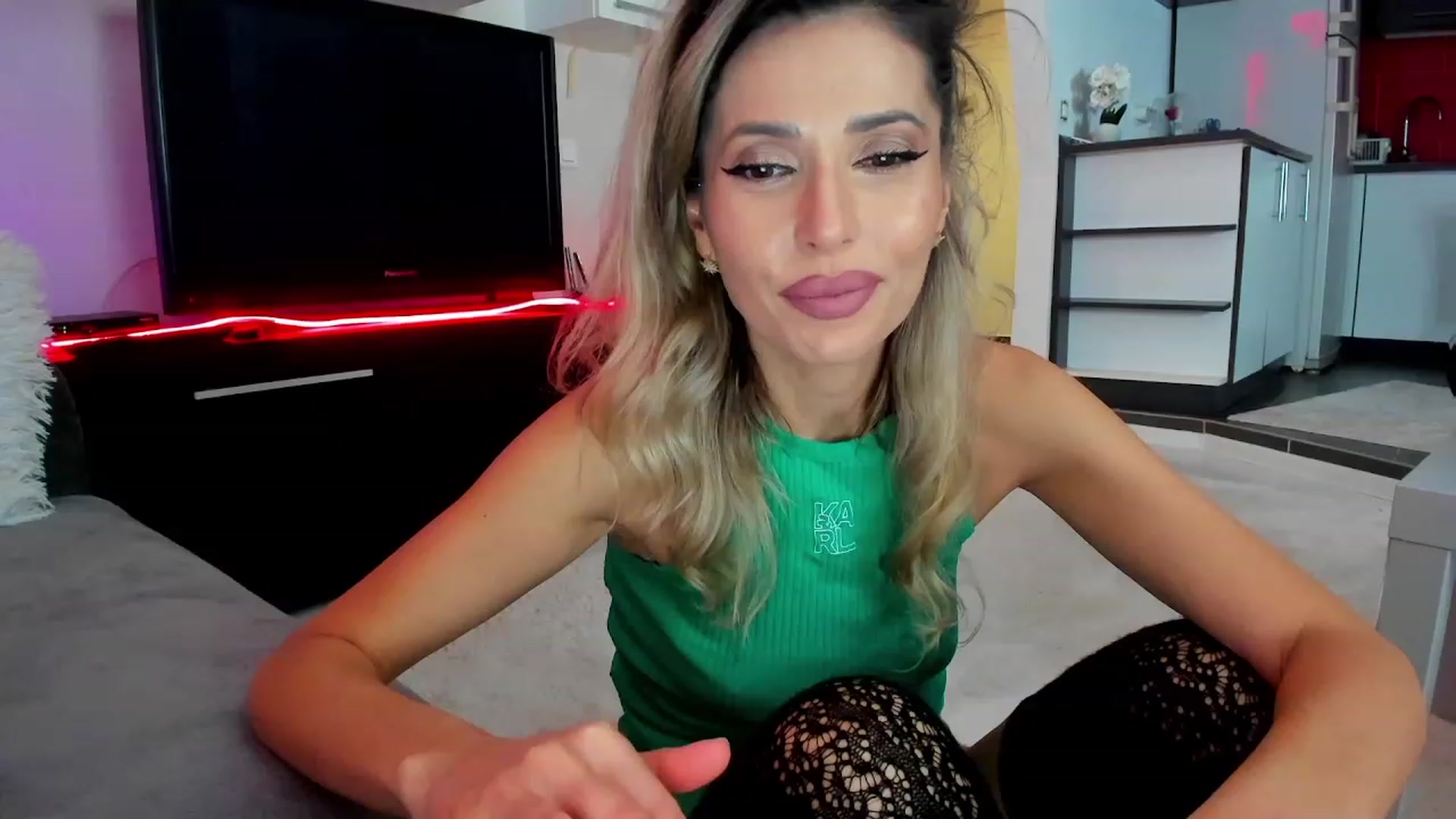 Gallery image thumbnail from LeapOnMe's myfreecams stream on, 02/29/2024, 23:09 image 6 of 20