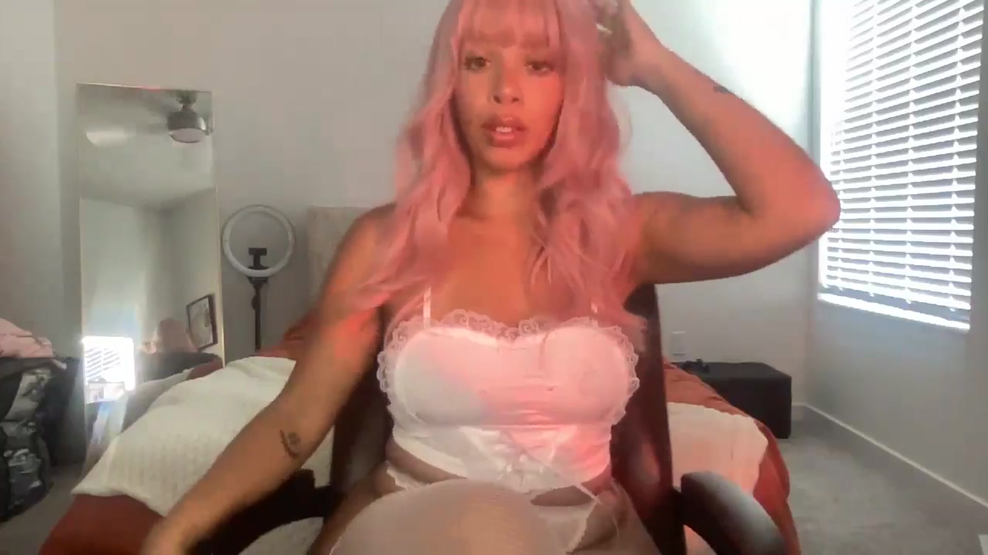 Gallery image thumbnail from Leauramun's myfreecams stream on, 07/22/2024, 18:50 image 4 of 20
