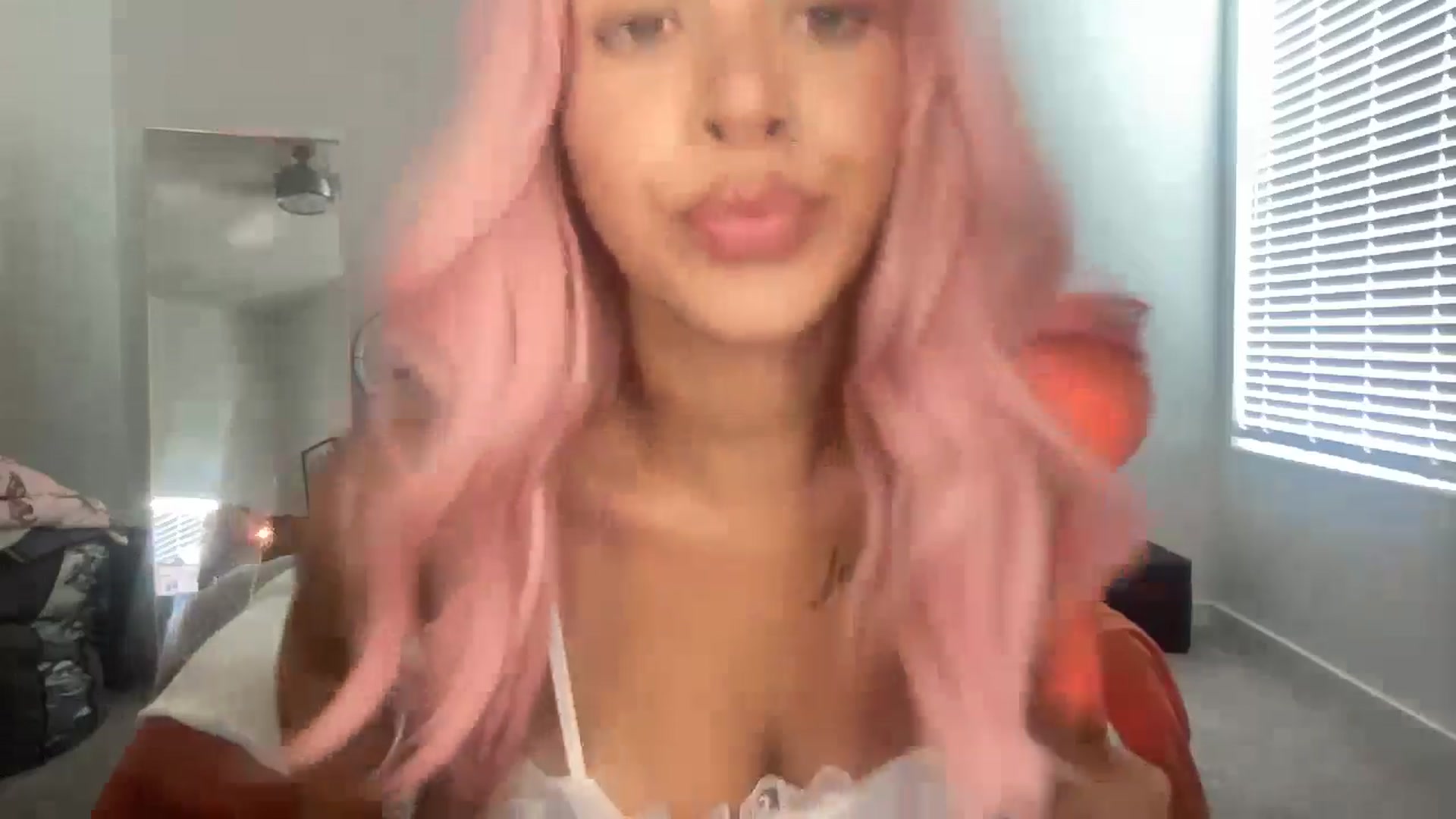 Gallery image thumbnail from Leauramun's myfreecams stream on, 07/22/2024, 19:13 image 17 of 20