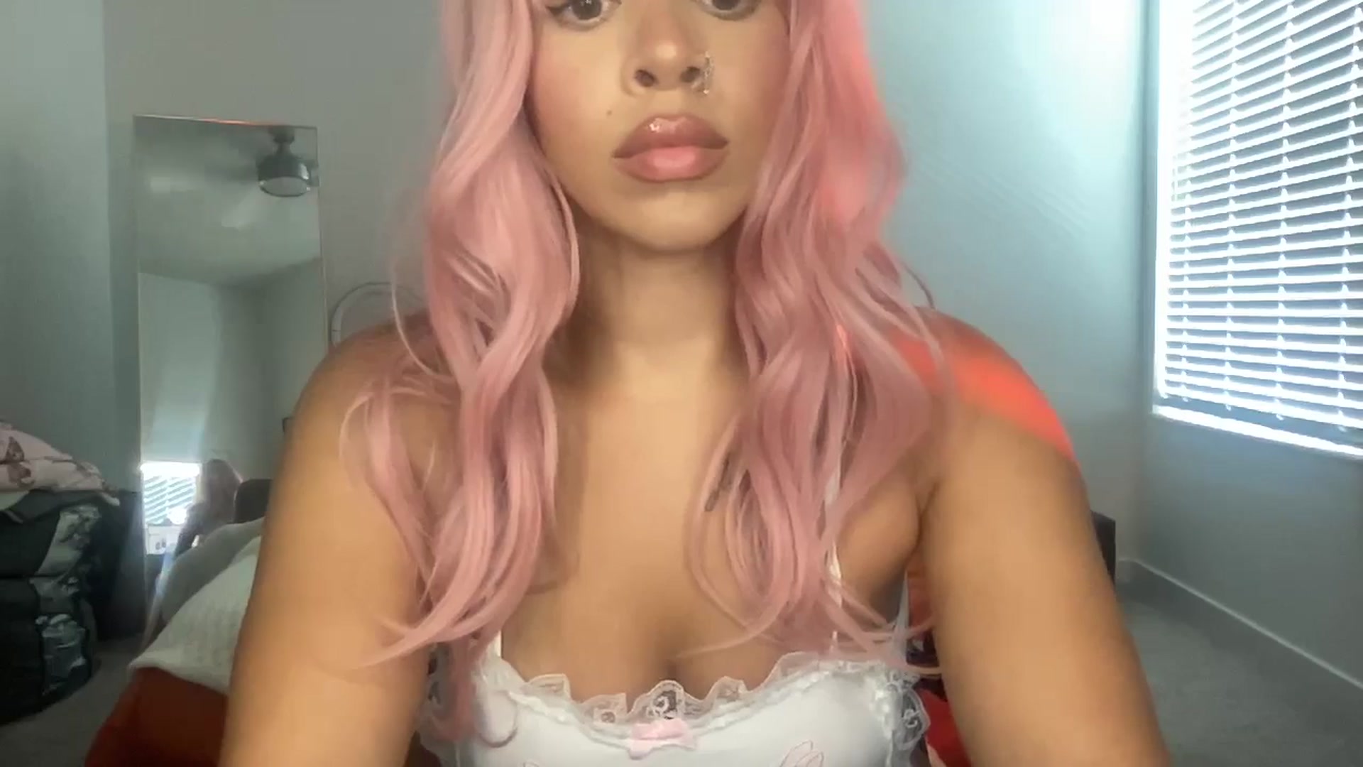 Gallery image thumbnail from Leauramun's myfreecams stream on, 07/22/2024, 19:13 image 14 of 20