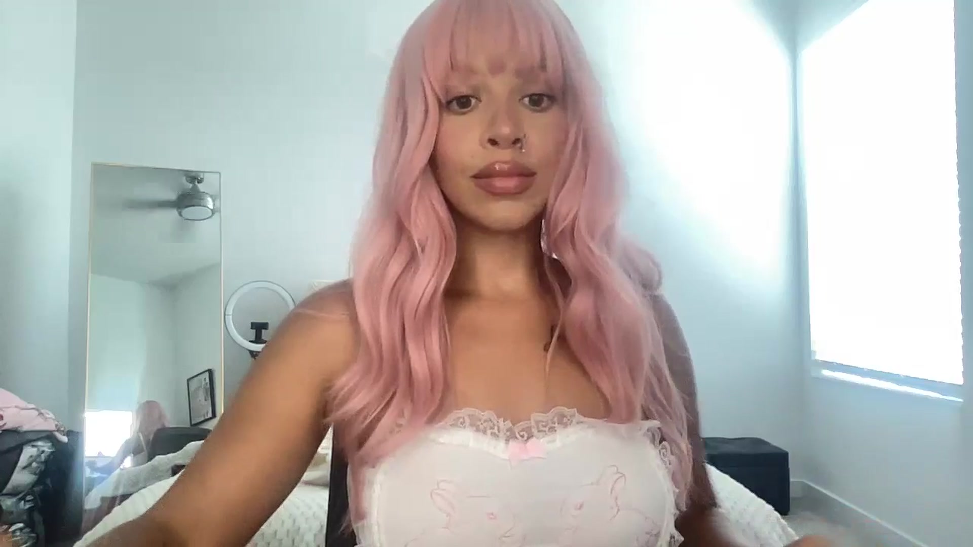 Gallery image thumbnail from Leauramun's myfreecams stream on, 07/22/2024, 20:02 image 2 of 20