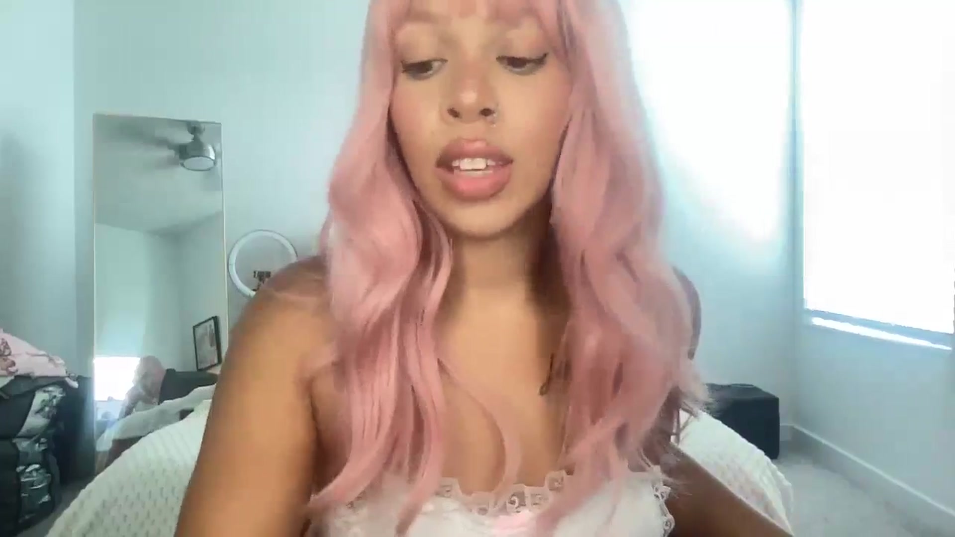 Gallery image thumbnail from Leauramun's myfreecams stream on, 07/22/2024, 20:02 image 16 of 20