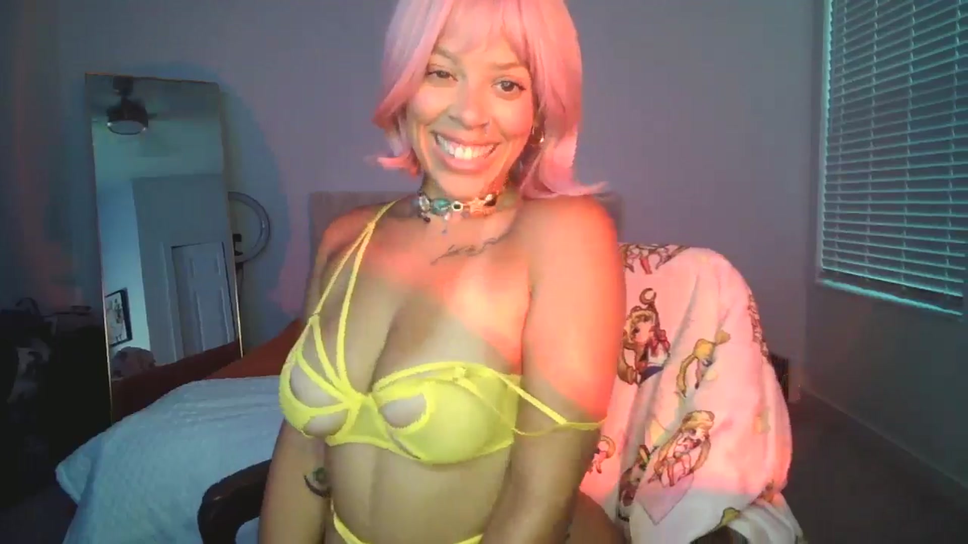 Gallery image thumbnail from Leauramun's myfreecams stream on, 07/25/2024, 24:00 image 16 of 20