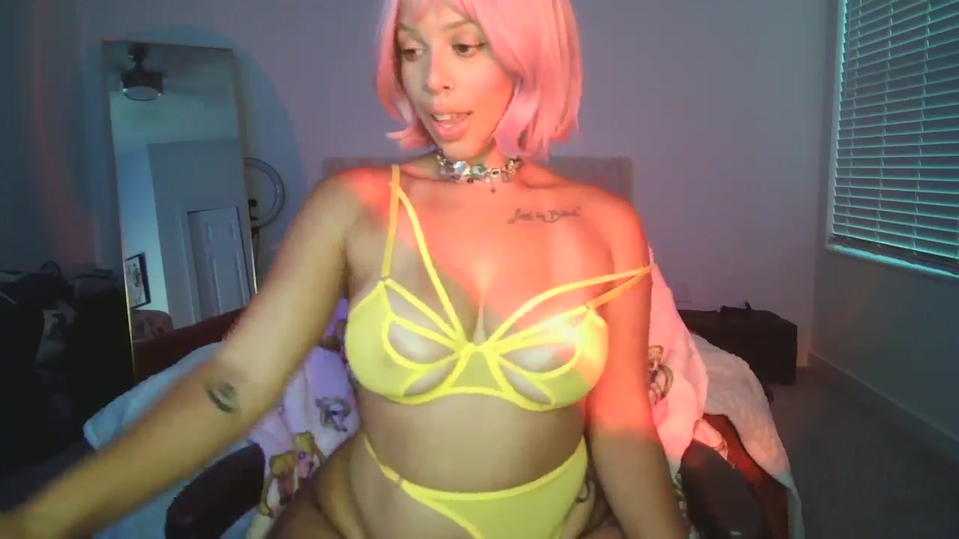 Gallery image thumbnail from Leauramun's myfreecams stream on, 07/25/2024, 24:00 image 14 of 20