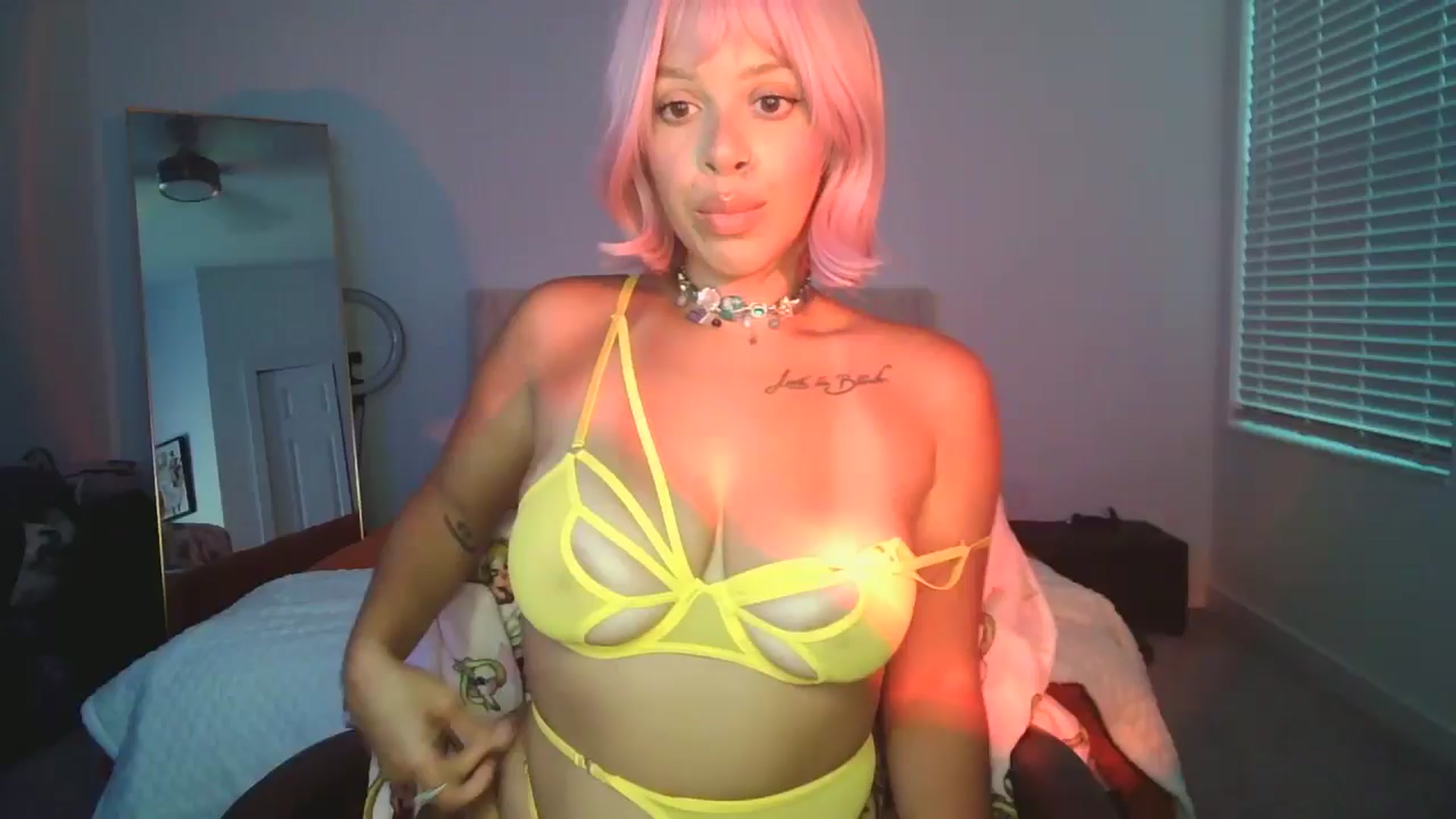 Gallery image thumbnail from Leauramun's myfreecams stream on, 07/25/2024, 24:00 image 15 of 20