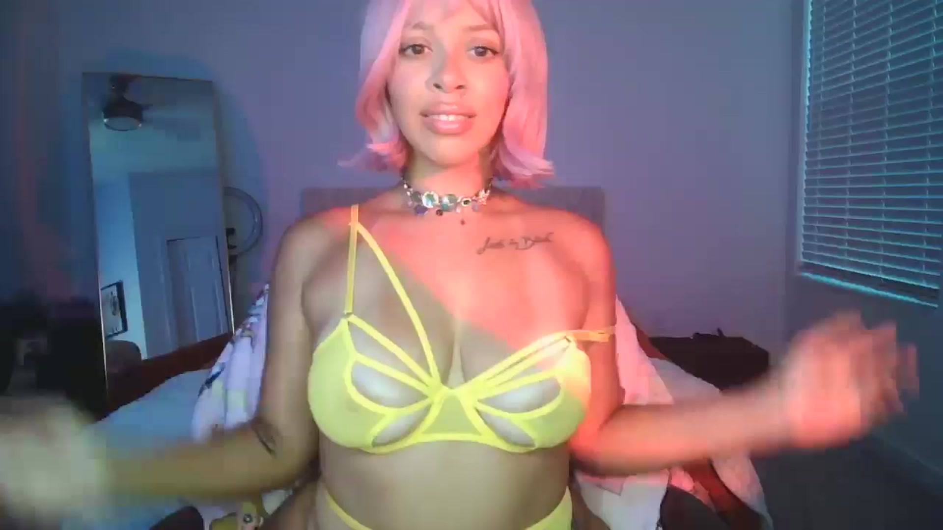 Gallery image thumbnail from Leauramun's myfreecams stream on, 07/25/2024, 24:00 image 19 of 20