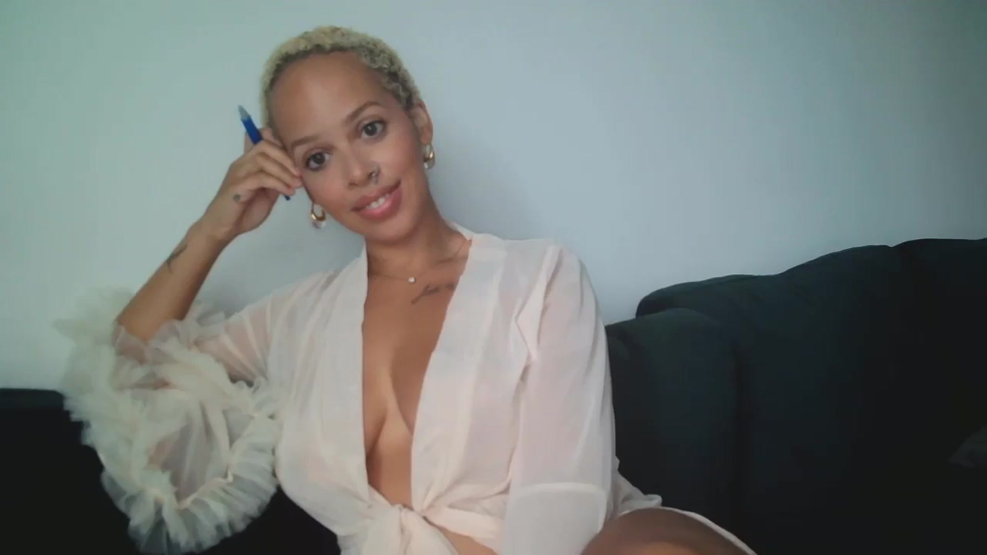 Gallery image thumbnail from Leauramun's myfreecams stream on, 07/27/2024, 15:19 image 2 of 20
