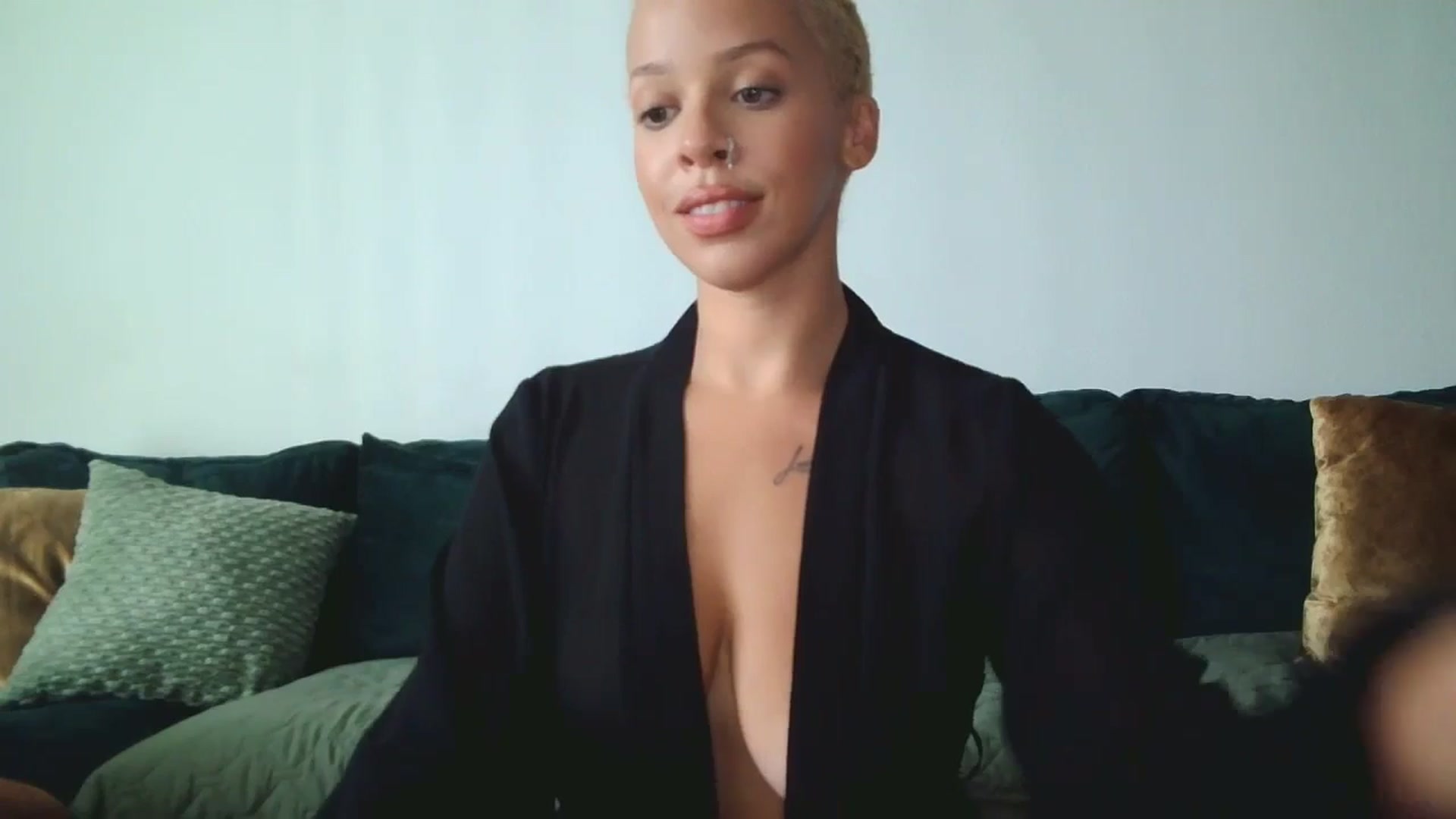 Gallery image thumbnail from Leauramun's myfreecams stream on, 08/16/2024, 19:57 image 11 of 20