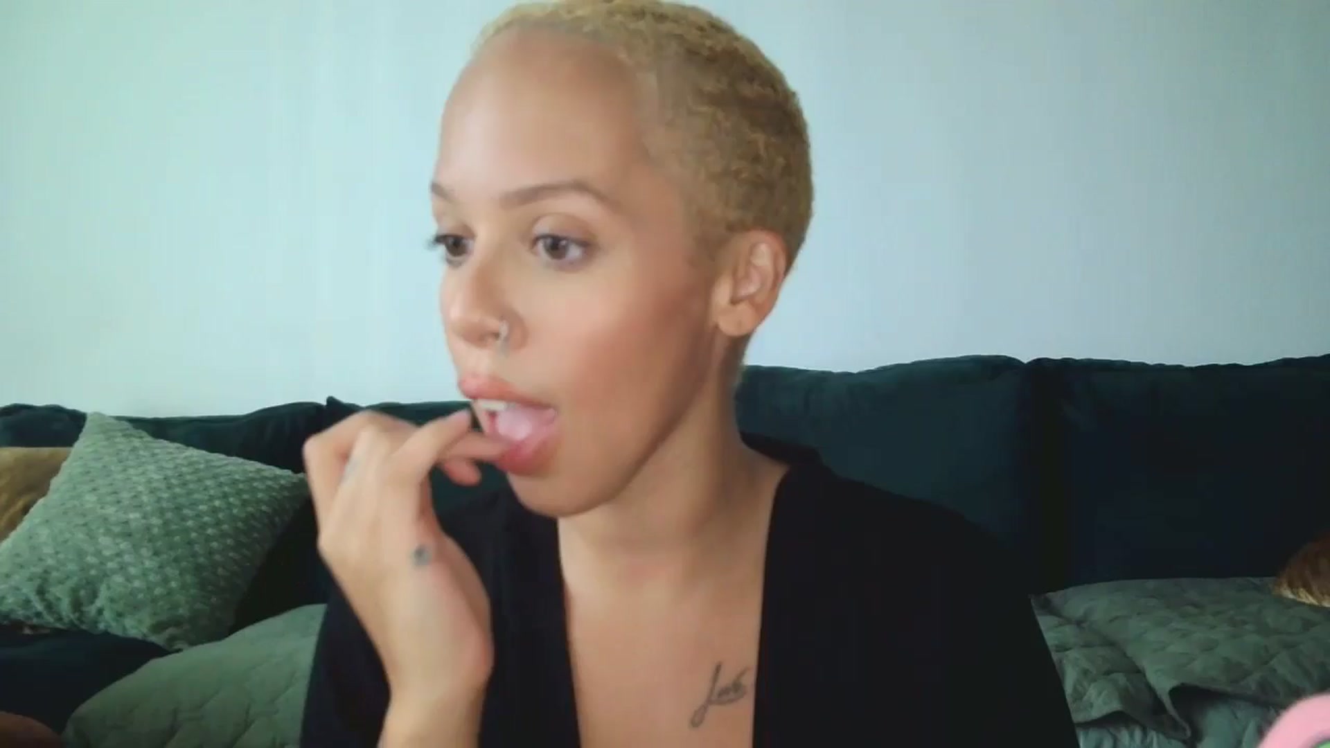 Gallery image thumbnail from Leauramun's myfreecams stream on, 08/16/2024, 19:57 image 16 of 20