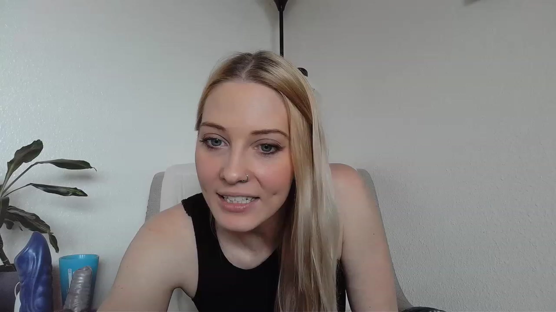 Gallery image thumbnail from Leeleigh1's myfreecams stream on, 03/15/2023, 17:45 image 2 of 20