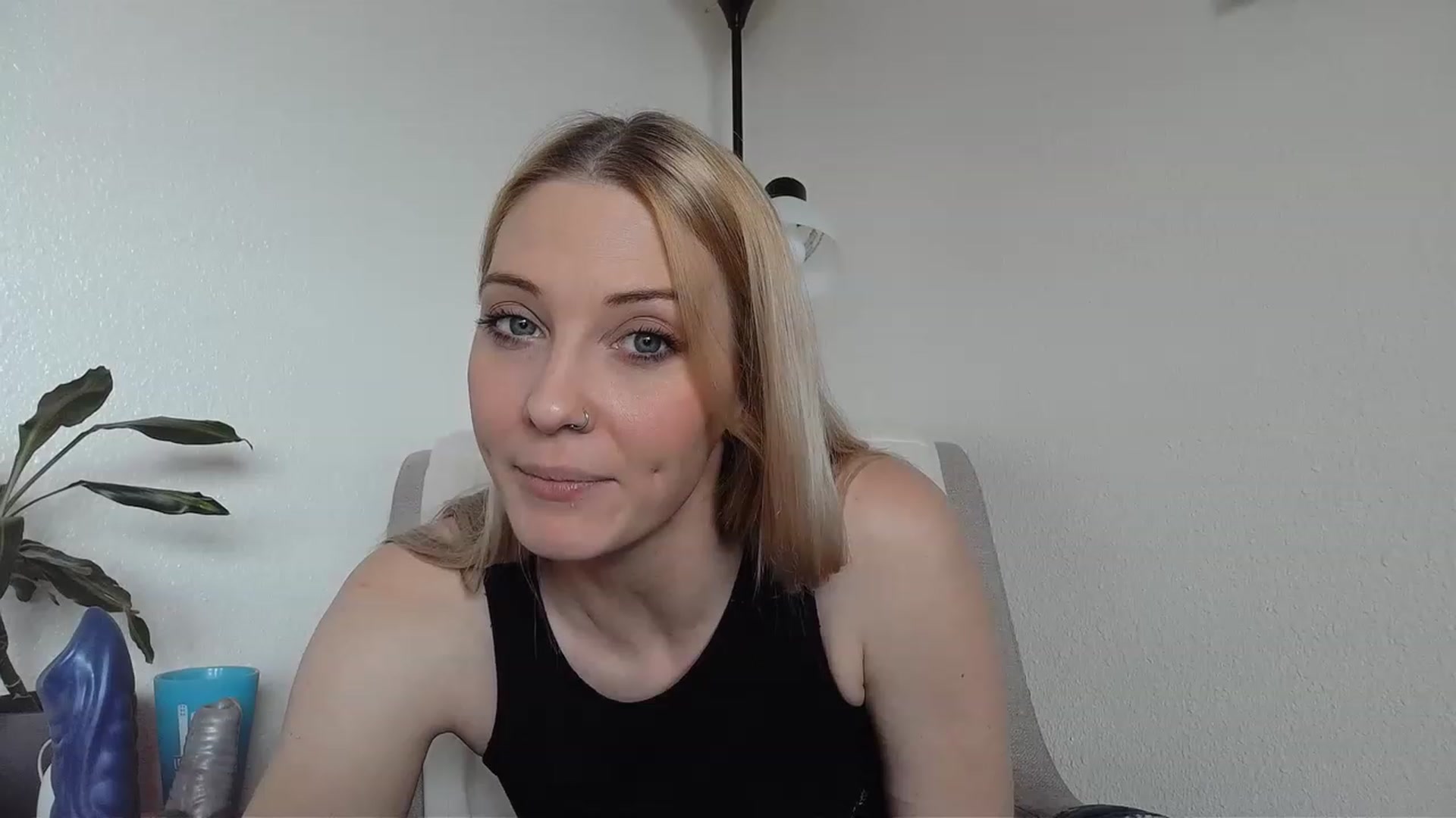 Gallery image thumbnail from Leeleigh1's myfreecams stream on, 03/15/2023, 17:45 image 4 of 20