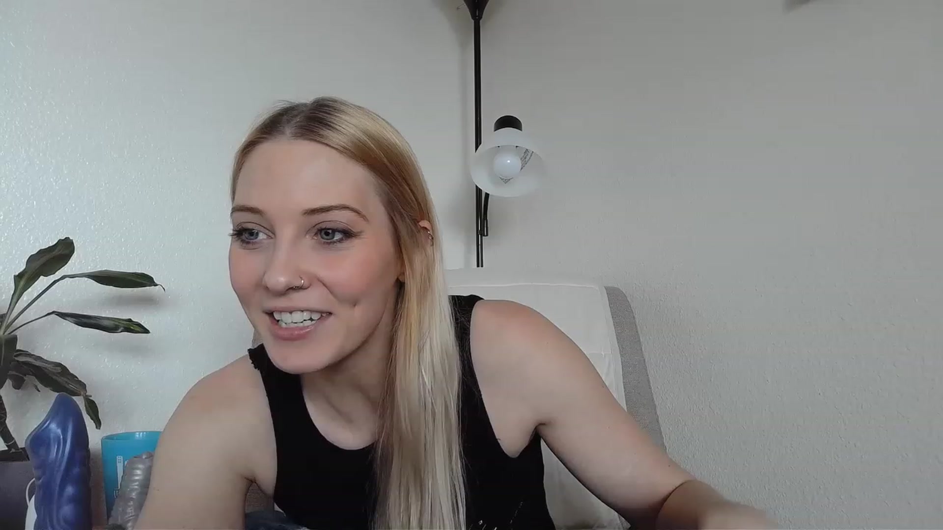 Gallery image thumbnail from Leeleigh1's myfreecams stream on, 03/15/2023, 17:45 image 6 of 20