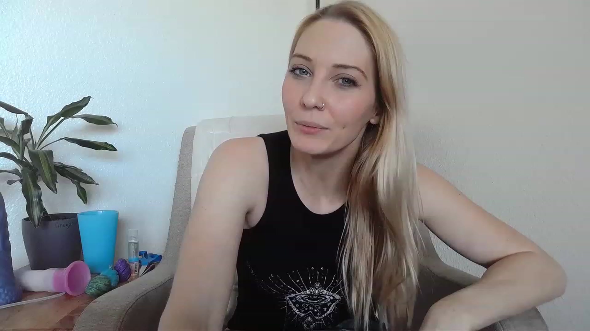 Gallery image thumbnail from Leeleigh1's myfreecams stream on, 03/15/2023, 23:08 image 14 of 20