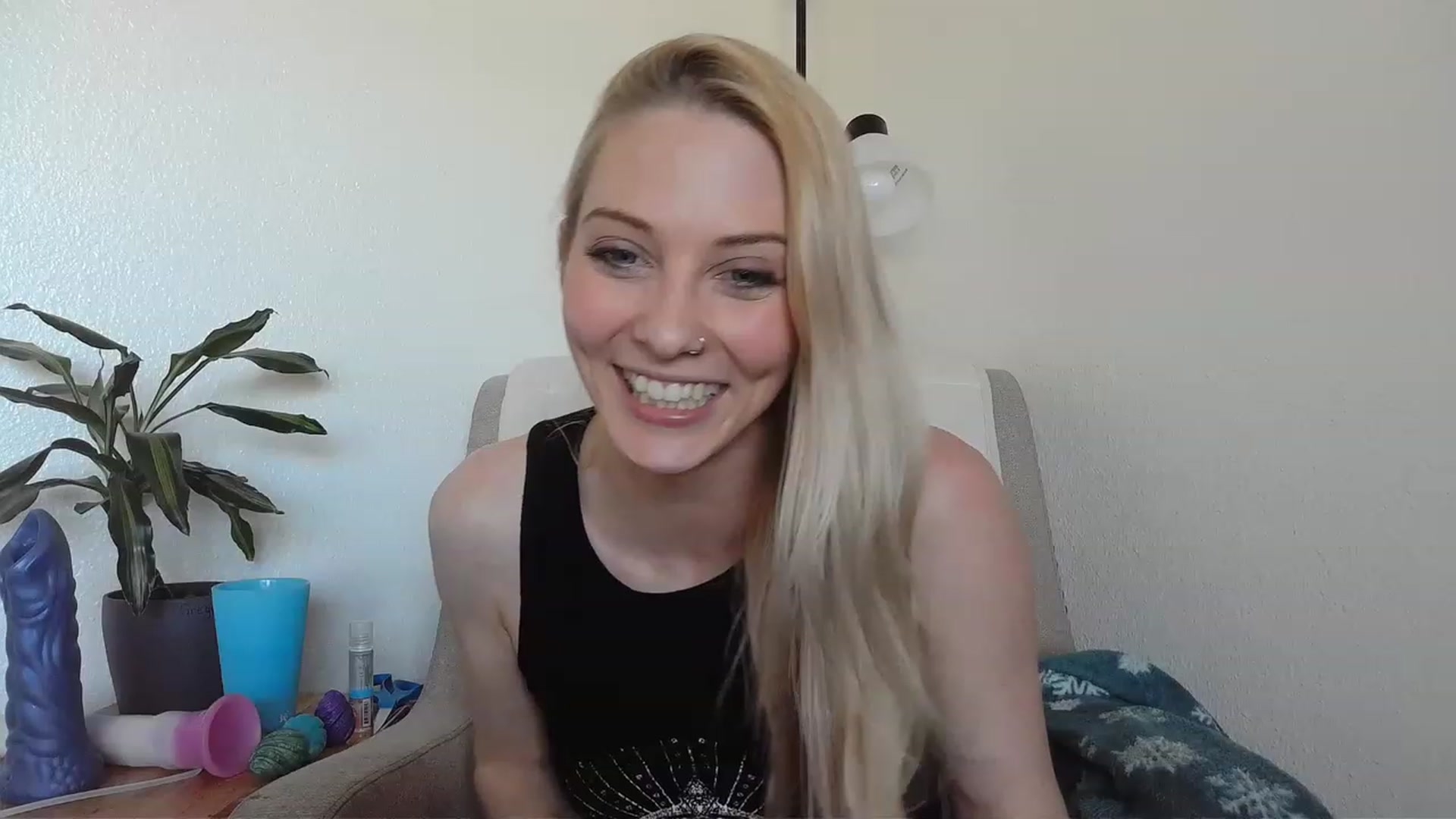 Gallery image thumbnail from Leeleigh1's myfreecams stream on, 03/15/2023, 23:45 image 9 of 20