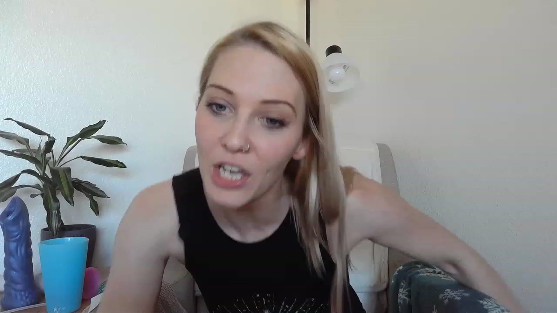 Gallery image thumbnail from Leeleigh1's myfreecams stream on, 03/16/2023, 01:04 image 2 of 20