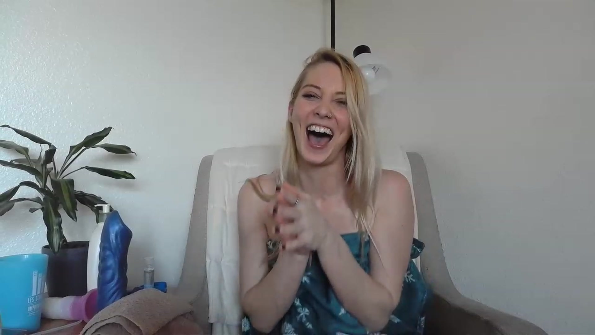 Gallery image thumbnail from Leeleigh1's myfreecams stream on, 03/16/2023, 01:04 image 14 of 20