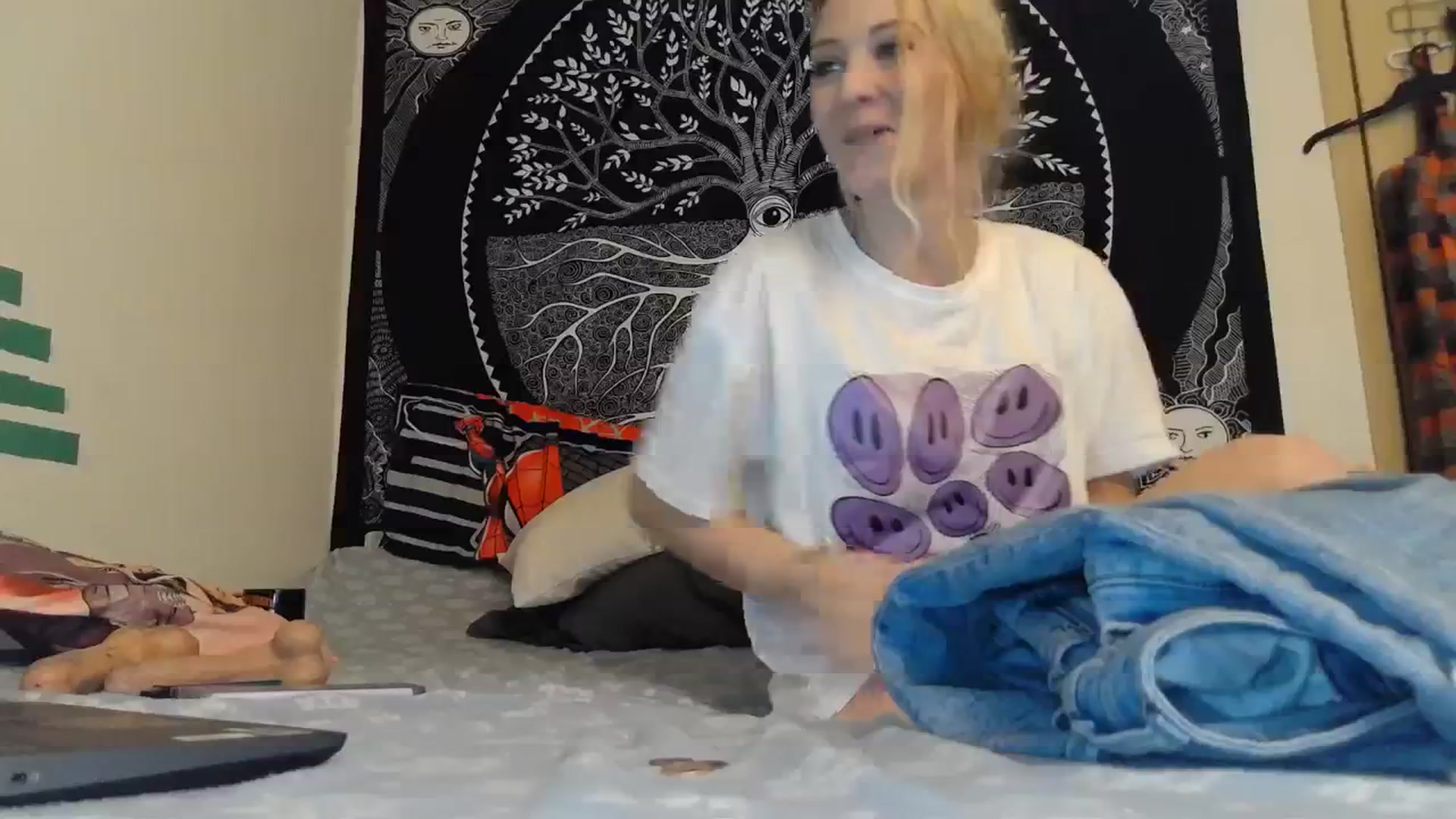 Gallery image thumbnail from Leeleigh1's myfreecams stream on, 12/12/2023, 17:52 image 17 of 20