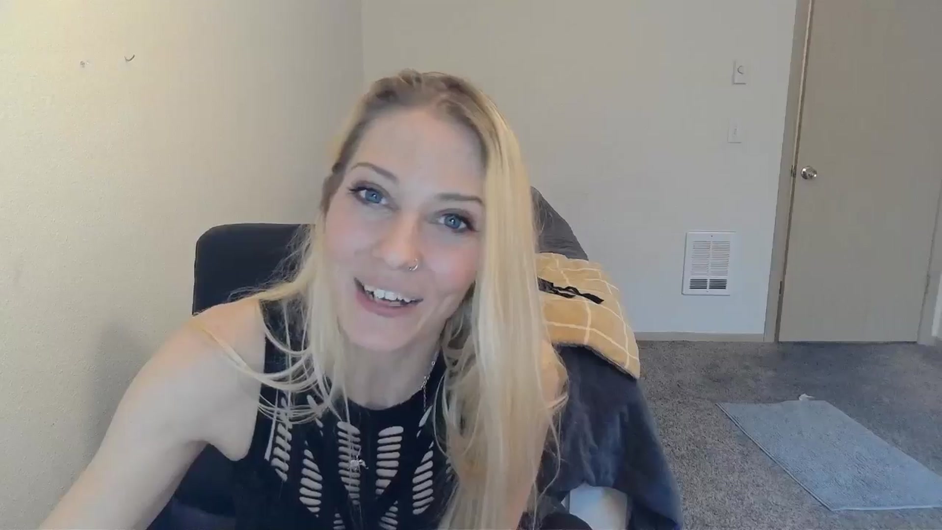Gallery image thumbnail from Leeleigh1's myfreecams stream on, 02/24/2025, 24:43 image 6 of 20