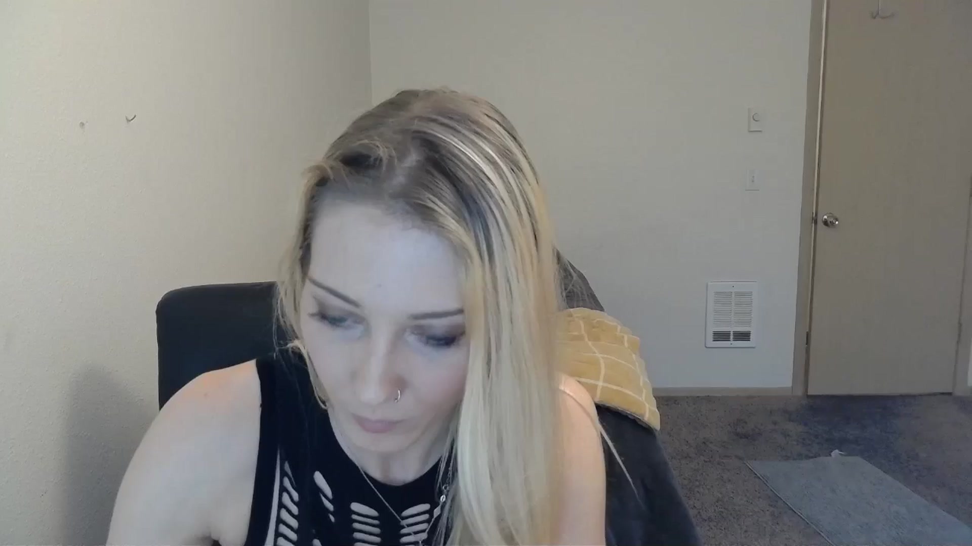 Gallery image thumbnail from Leeleigh1's myfreecams stream on, 02/24/2025, 24:43 image 12 of 20