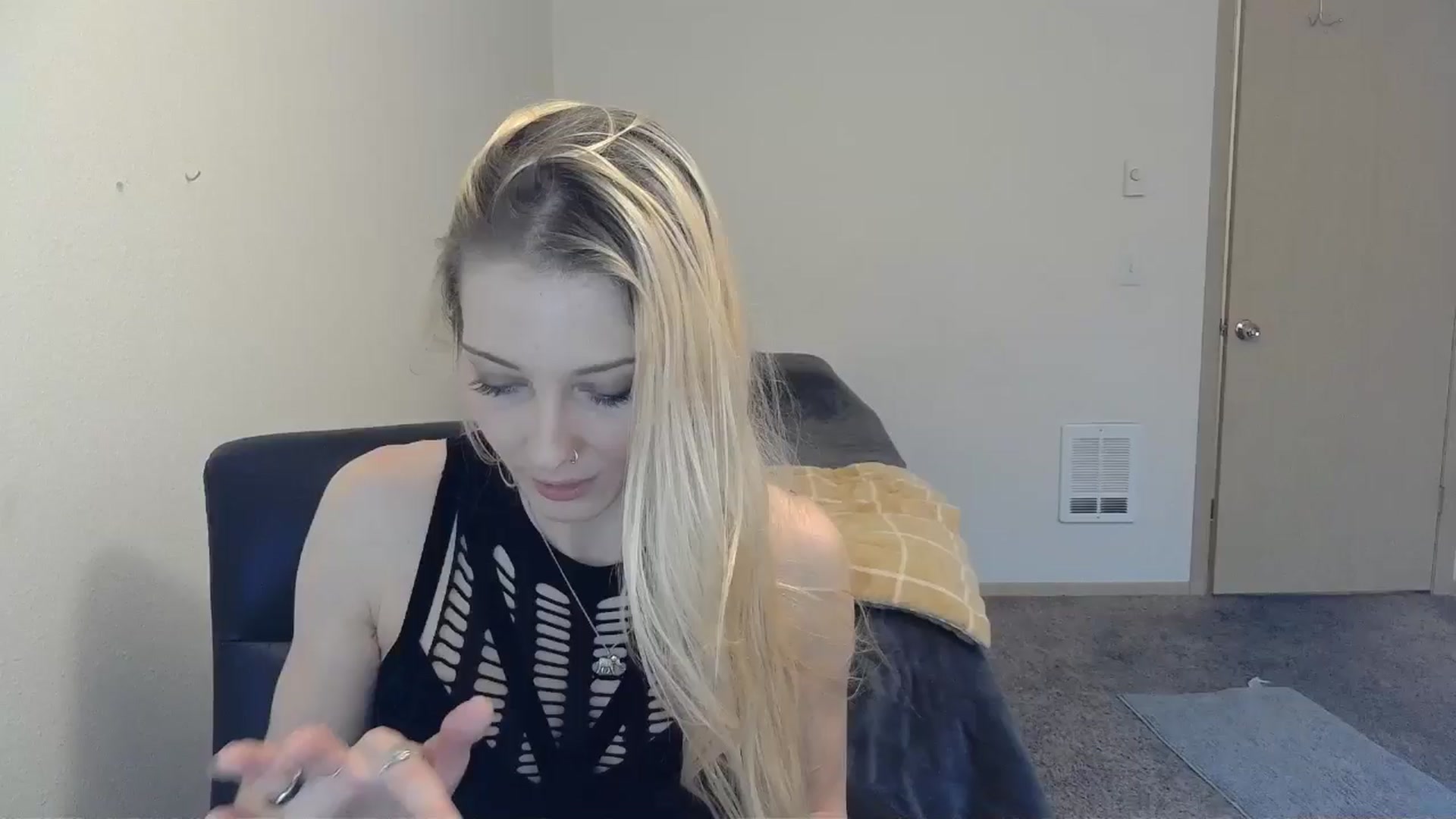 Gallery image thumbnail from Leeleigh1's myfreecams stream on, 02/24/2025, 24:43 image 14 of 20