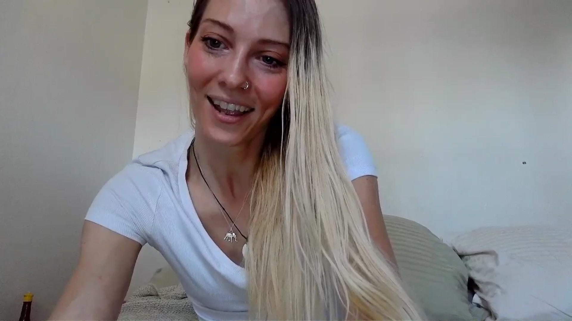 Gallery image thumbnail from Leeleigh1's myfreecams stream on, 08/24/2025, 17:31 image 2 of 20