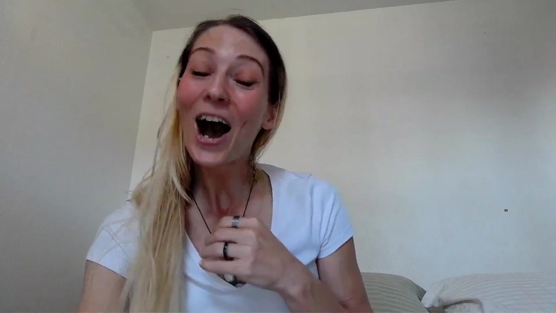 Gallery image thumbnail from Leeleigh1's myfreecams stream on, 08/24/2025, 17:31 image 14 of 20