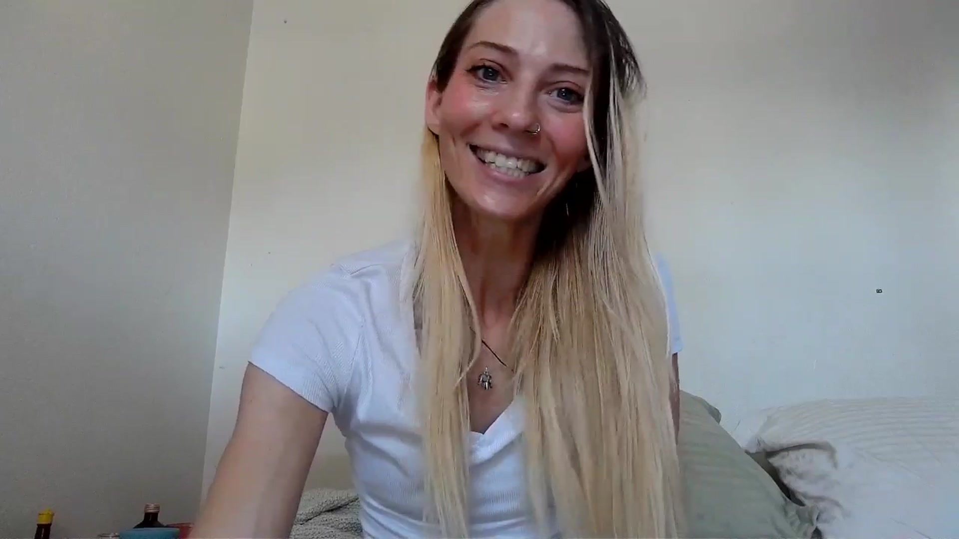 Gallery image thumbnail from Leeleigh1's myfreecams stream on, 08/24/2025, 17:31 image 5 of 20