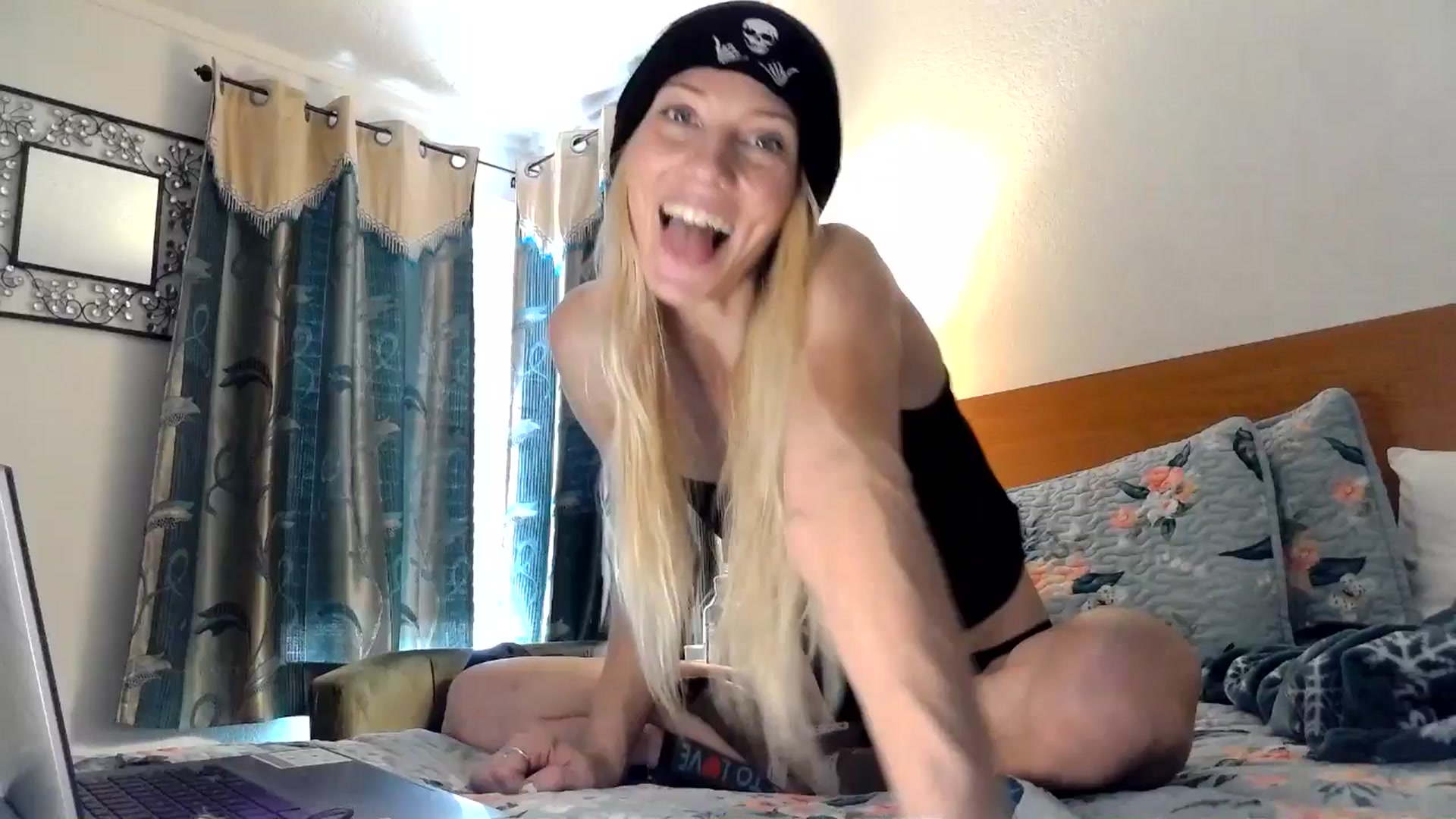 Gallery image thumbnail from Leeleigh1's myfreecams stream on, 10/15/2025, 19:14 image 5 of 20