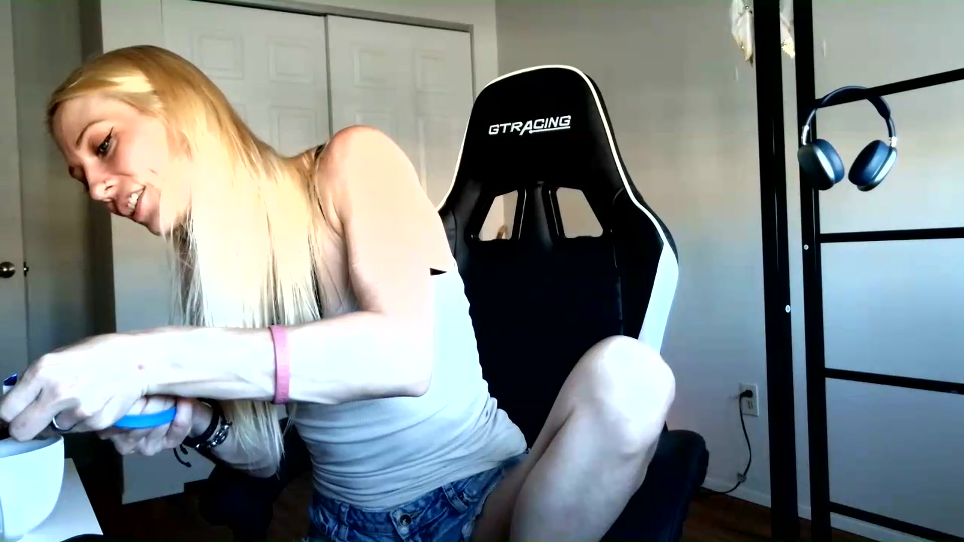 Gallery image thumbnail from Leeleigh1's myfreecams stream on, 07/04/2026, 17:27 image 9 of 20