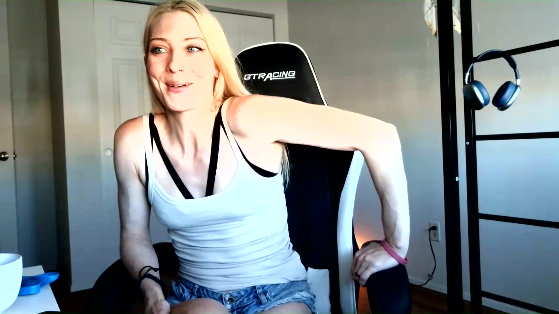 Gallery image thumbnail from Leeleigh1's myfreecams stream on, 07/04/2026, 17:27 image 10 of 20
