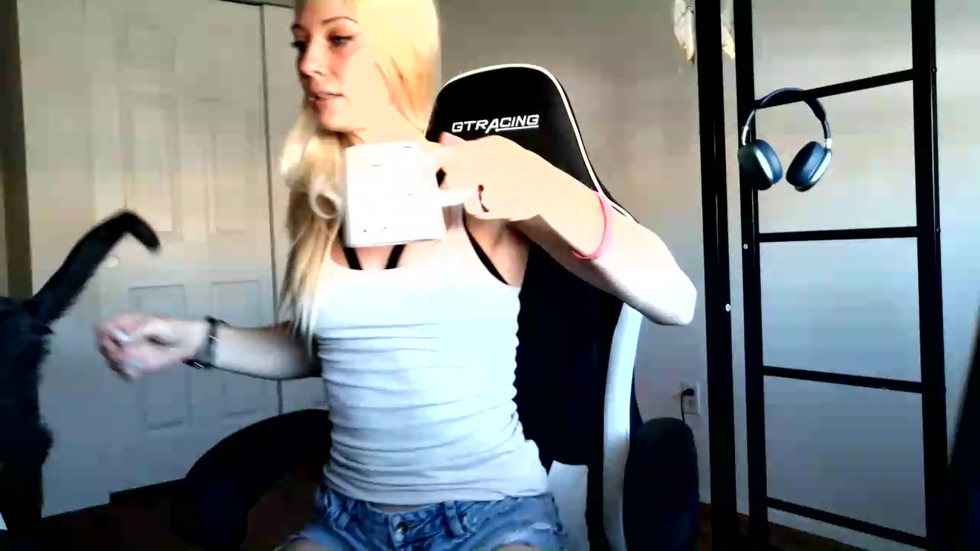 Gallery image thumbnail from Leeleigh1's myfreecams stream on, 07/04/2026, 17:27 image 3 of 20