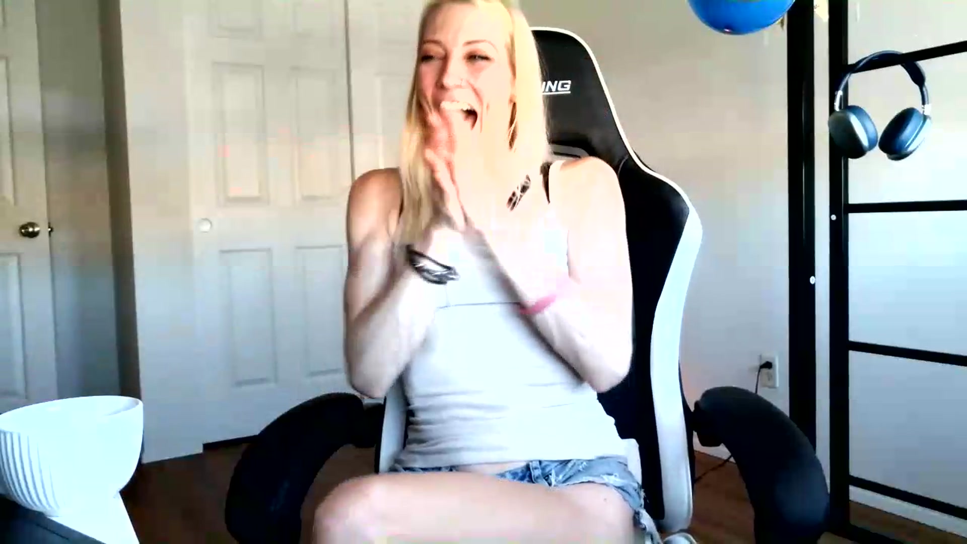 Gallery image thumbnail from Leeleigh1's myfreecams stream on, 07/04/2026, 20:10 image 2 of 20