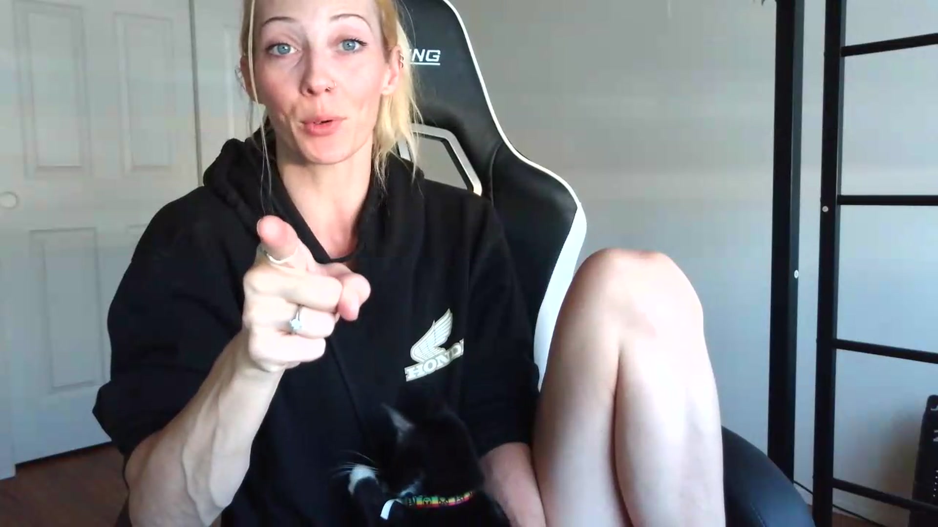 Gallery image thumbnail from Leeleigh1's myfreecams stream on, 07/29/2026, 16:32 image 7 of 20
