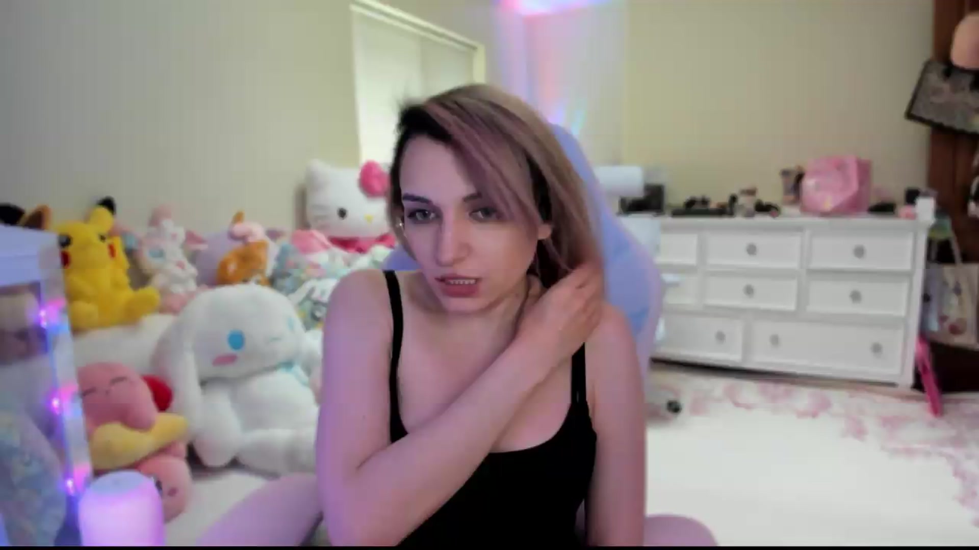 Gallery image thumbnail from LeighlaLove's myfreecams stream on, 08/18/2026, 24:22 image 19 of 20