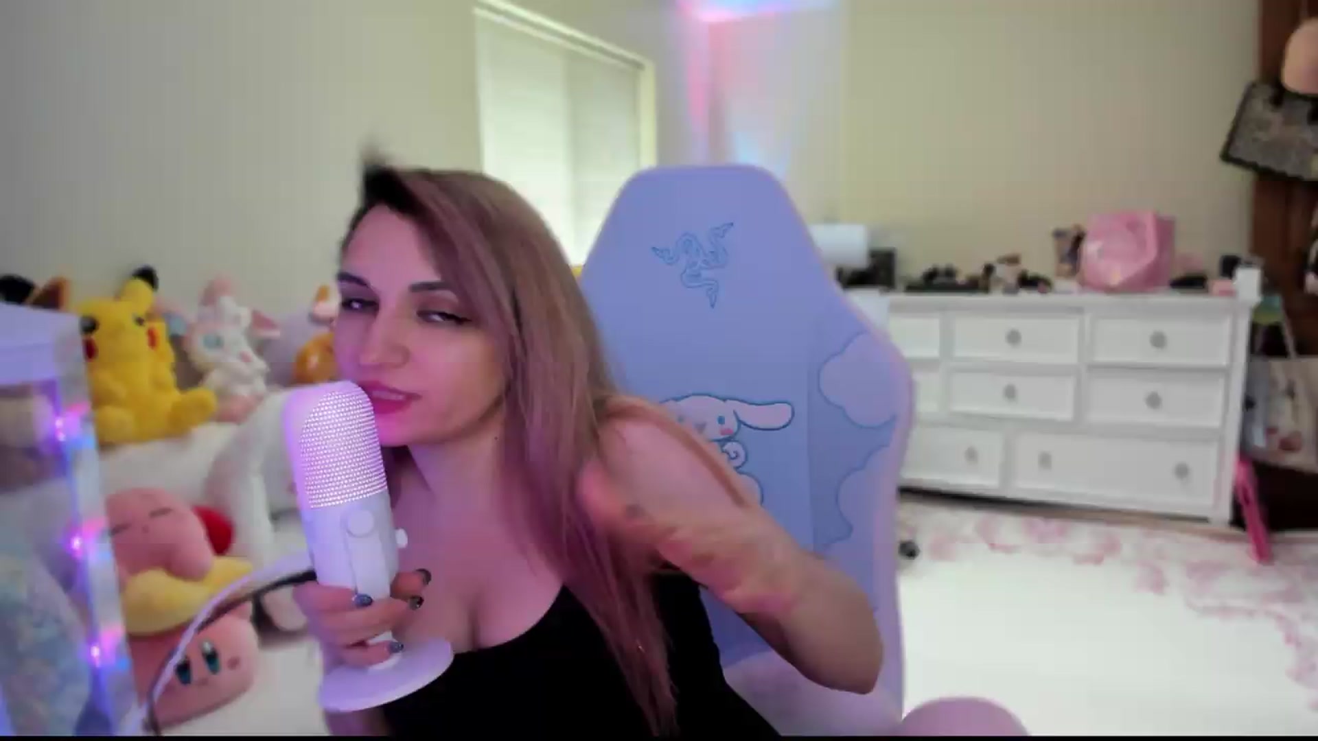 Gallery image thumbnail from LeighlaLove's myfreecams stream on, 08/18/2026, 24:22 image 7 of 20