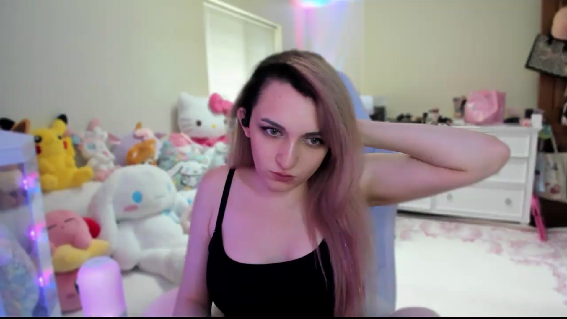 Gallery image thumbnail from LeighlaLove's myfreecams stream on, 08/18/2026, 24:22 image 4 of 20