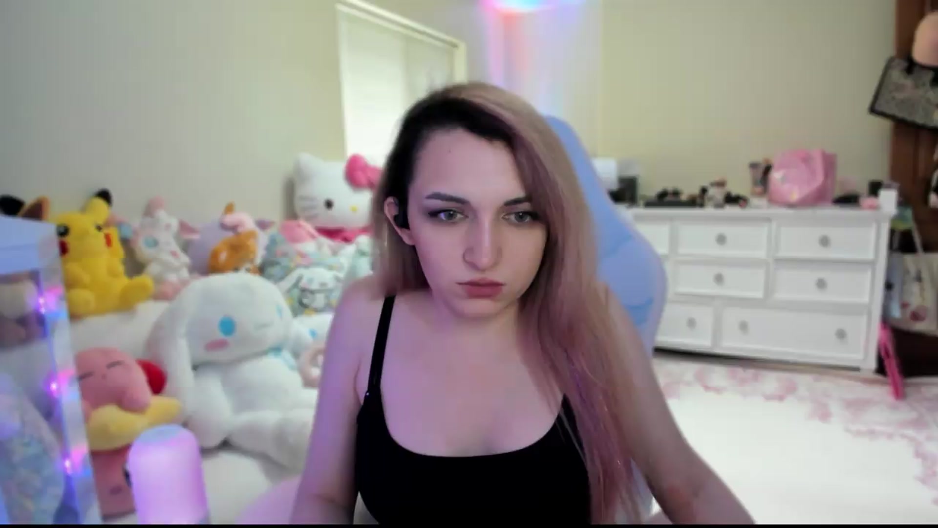 Gallery image thumbnail from LeighlaLove's myfreecams stream on, 08/18/2026, 24:22 image 3 of 20