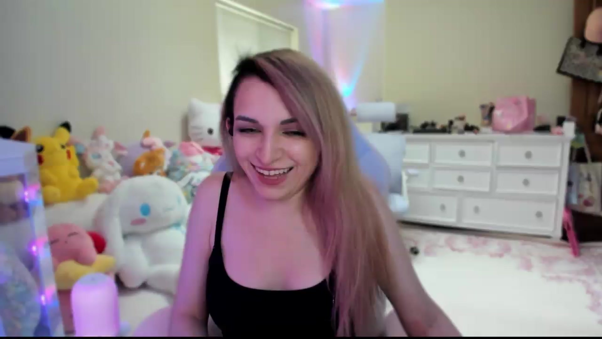 Gallery image thumbnail from LeighlaLove's myfreecams stream on, 08/18/2026, 24:22 image 13 of 20