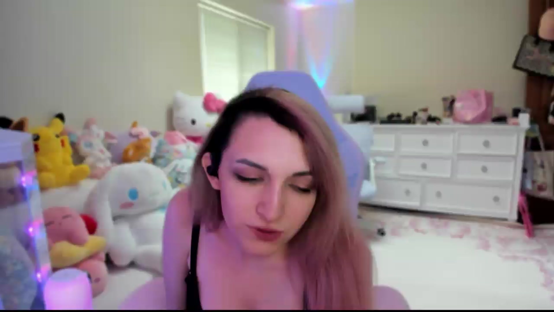 Gallery image thumbnail from LeighlaLove's myfreecams stream on, 08/18/2026, 24:22 image 16 of 20