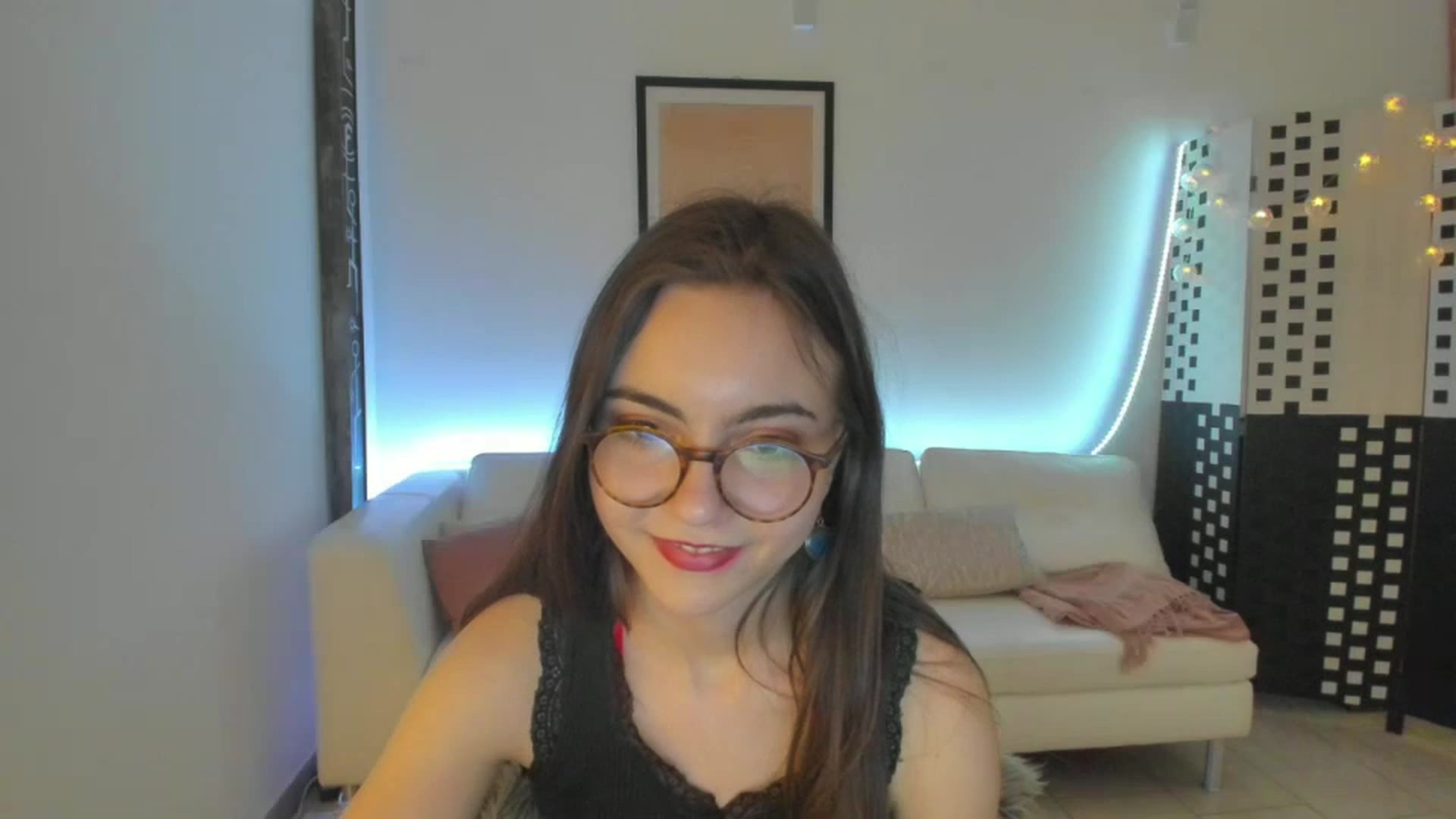 Gallery image thumbnail from Leilastar18's myfreecams stream on, 02/19/2023, 13:57 image 4 of 20