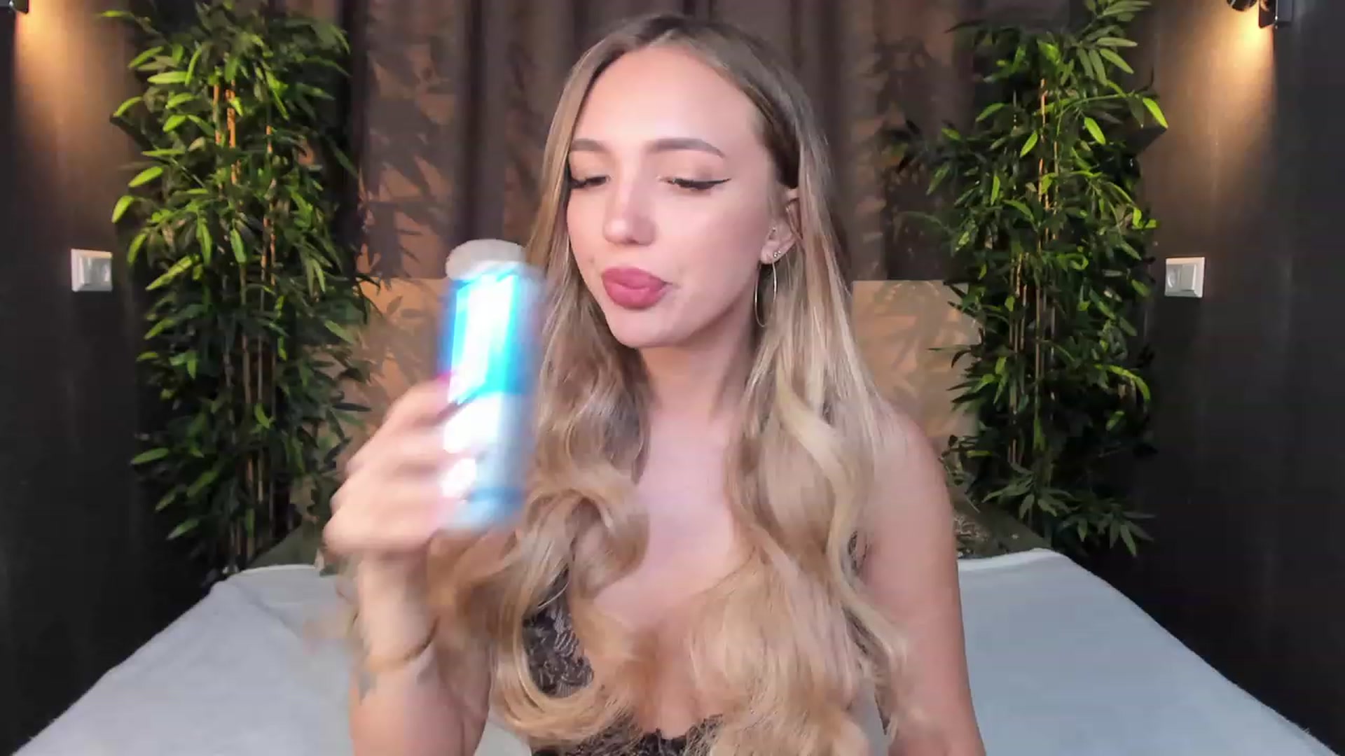 Gallery image thumbnail from LeksWest's myfreecams stream on, 03/19/2023, 11:55 image 3 of 20