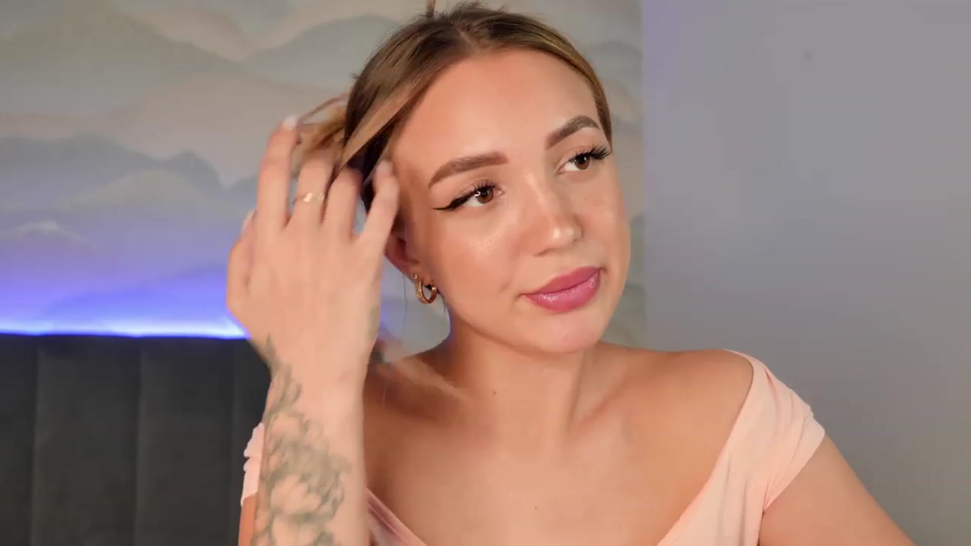 Gallery image thumbnail from LeksWest's myfreecams stream on, 04/17/2023, 18:39 image 3 of 20