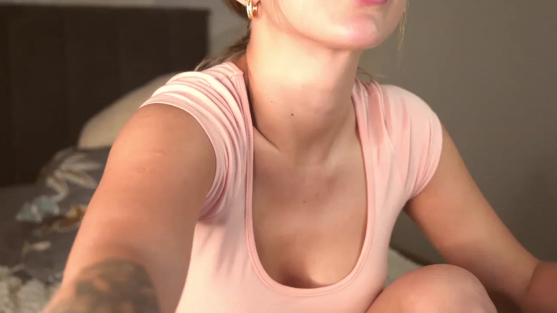 Gallery image thumbnail from LeksWest's myfreecams stream on, 04/19/2023, 17:39 image 14 of 20