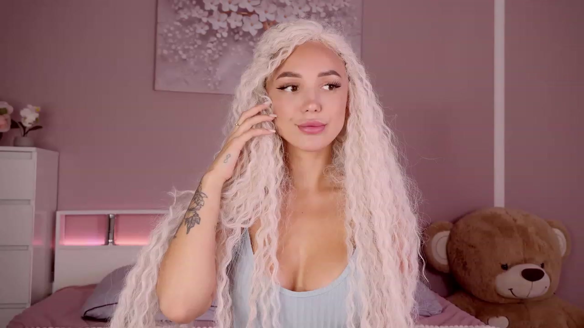 Gallery image thumbnail from LeksWest's myfreecams stream on, 05/22/2023, 14:27 image 6 of 20