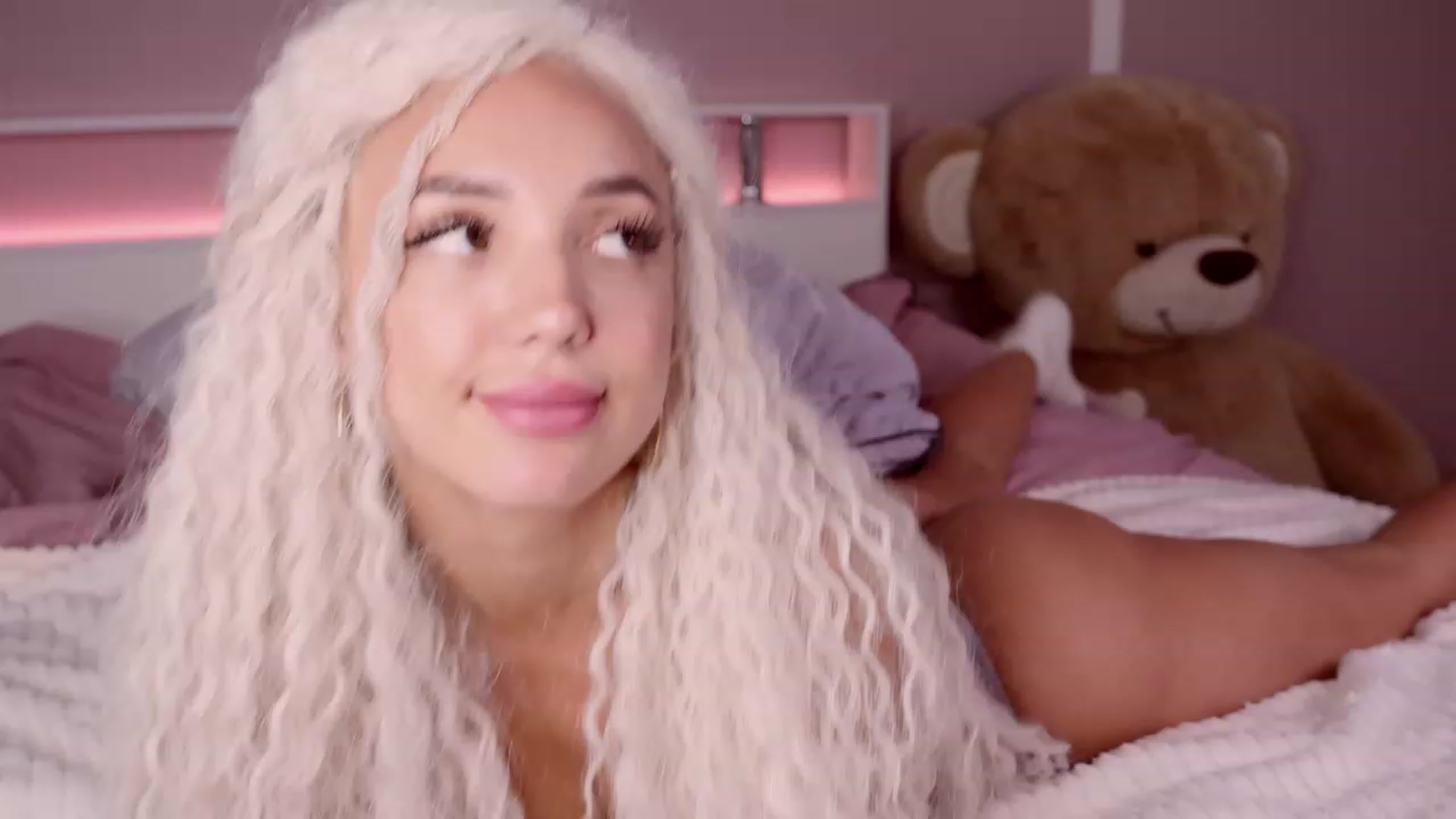 Gallery image thumbnail from LeksWest's myfreecams stream on, 05/22/2023, 17:34 image 19 of 20