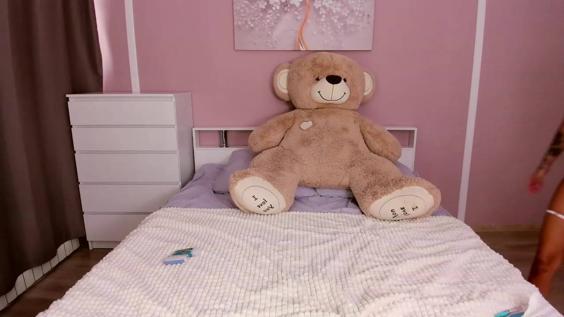 Gallery image thumbnail from LeksWest's myfreecams stream on, 08/12/2023, 12:51 image 19 of 20