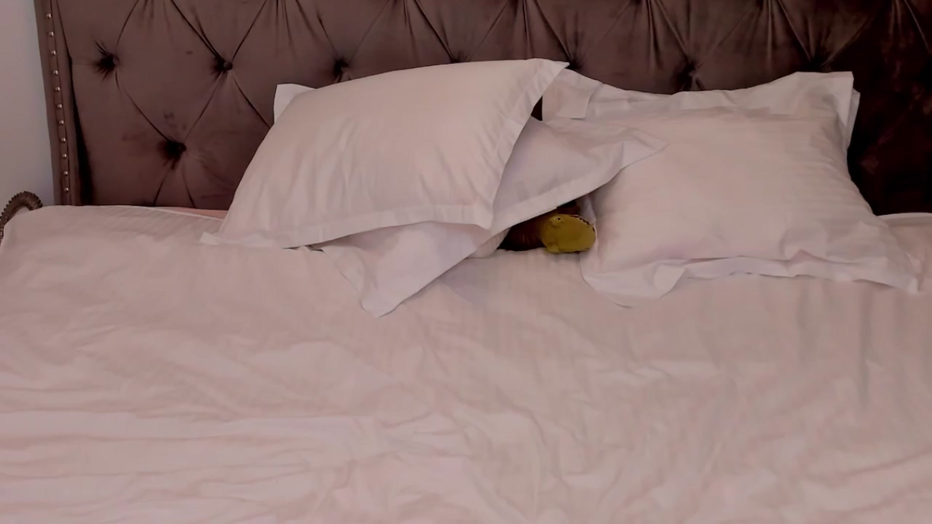 Gallery image thumbnail from LenaLiveNow's myfreecams stream on, 02/17/2024, 05:07 image 16 of 20