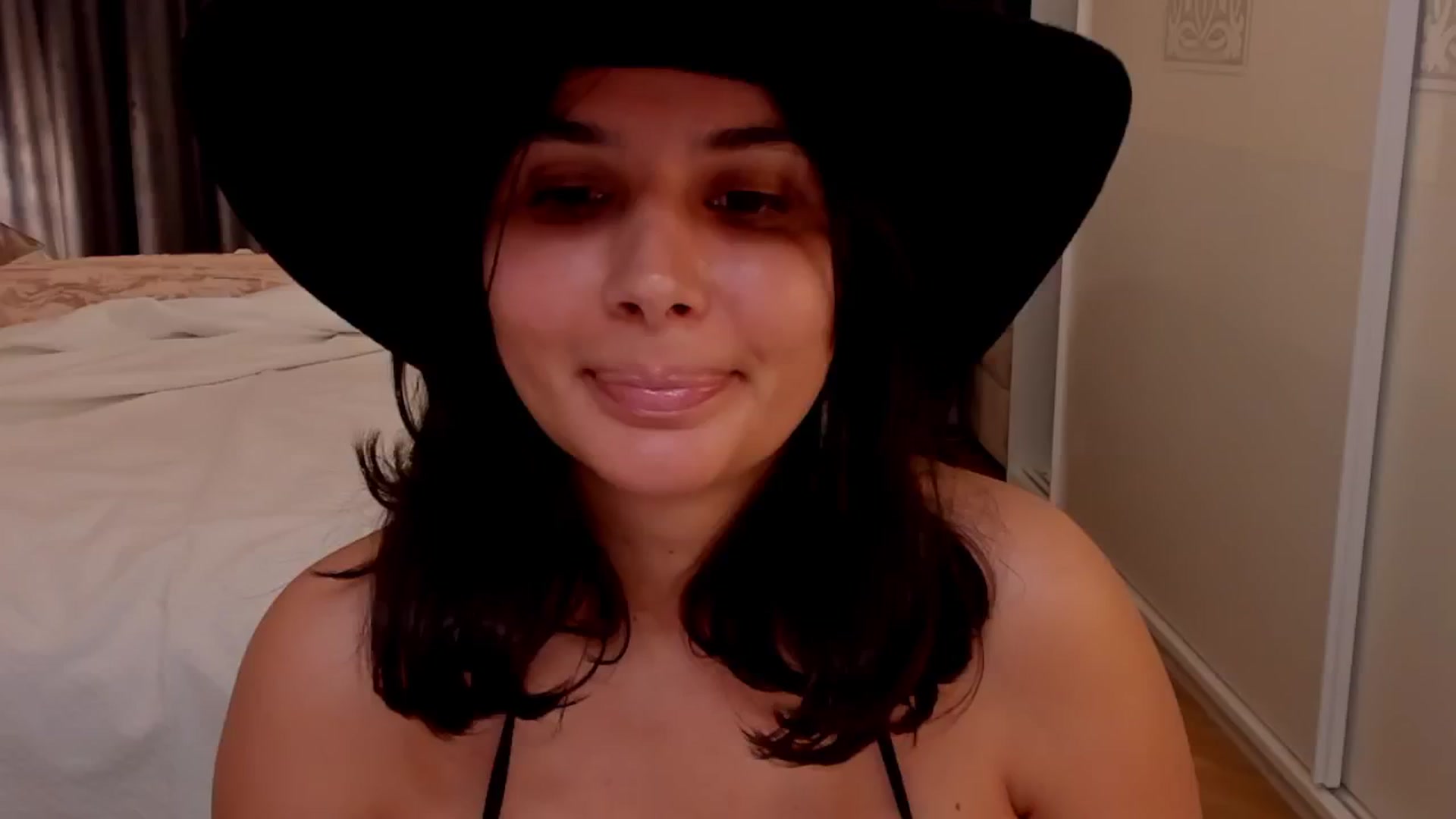 Gallery image thumbnail from LenaLiveNow's myfreecams stream on, 11/01/2024, 23:33 image 7 of 20