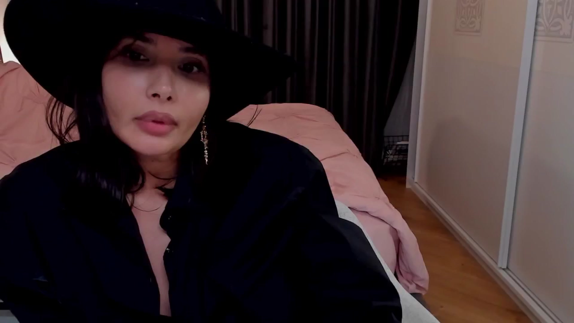 Gallery image thumbnail from LenaLiveNow's myfreecams stream on, 12/23/2024, 24:44 image 12 of 20